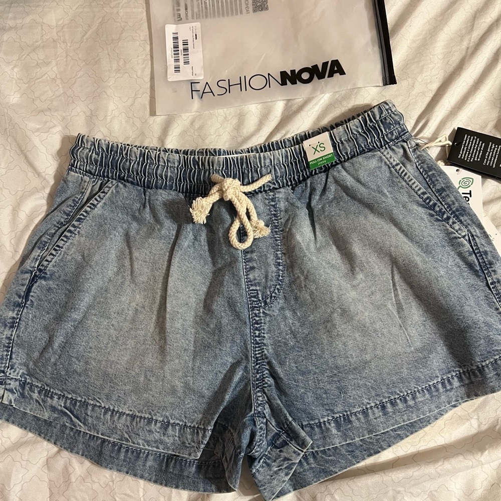 NWT Fashion Nova soft jean shorts.